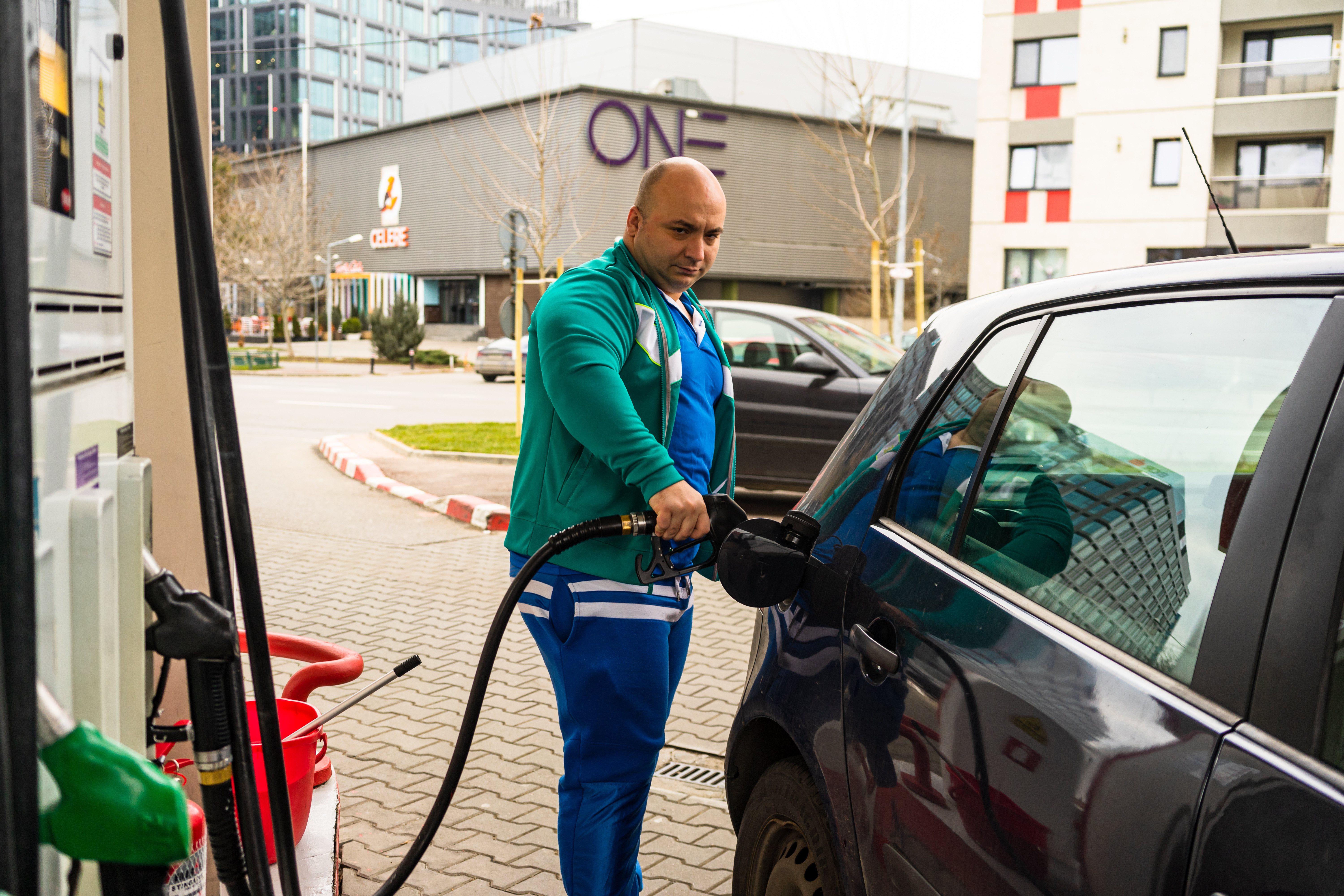 Petrolul se scumpește după războiul din Iran. Efectele pentru România dacă barilul crește și cu 10 dolari