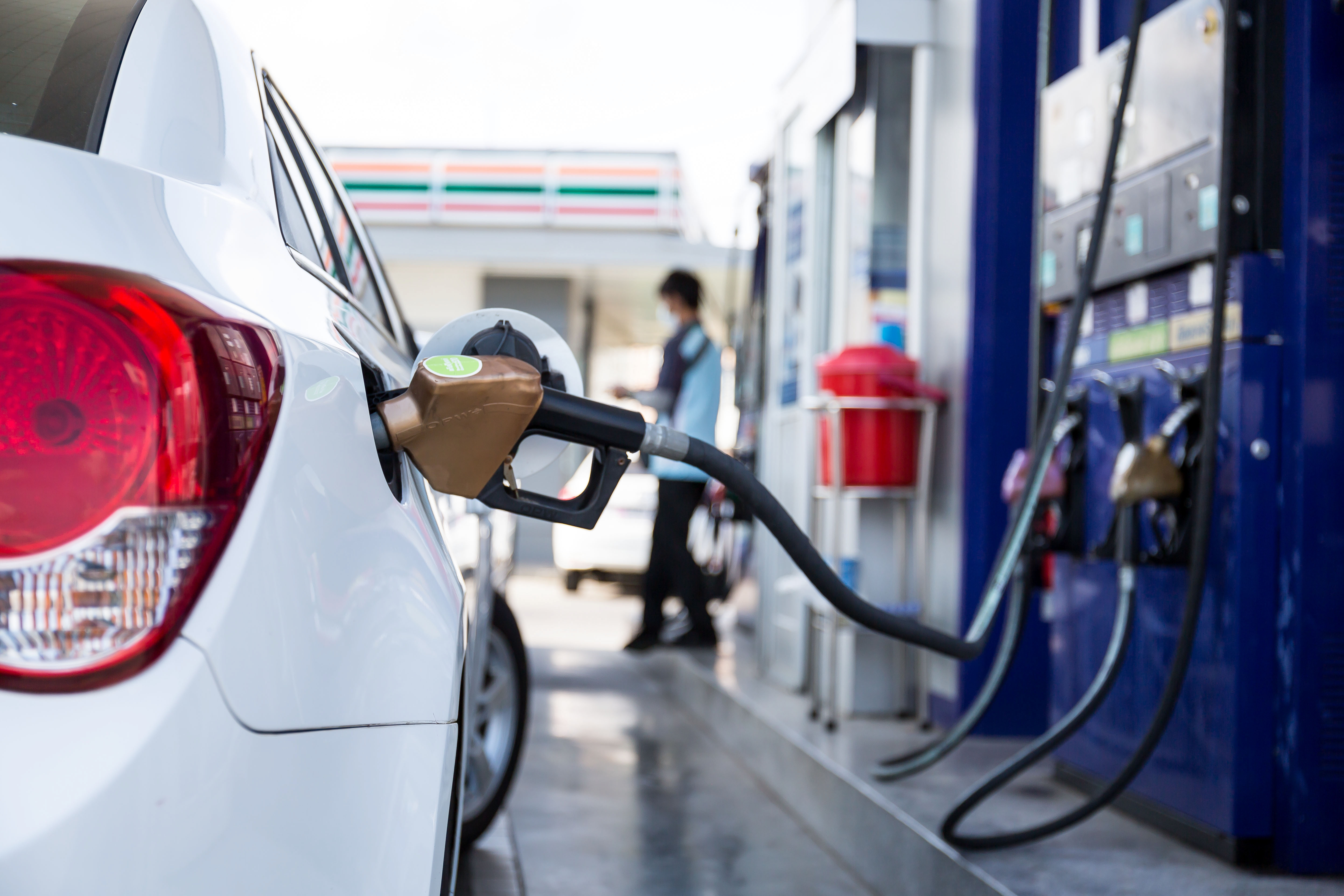 Efectele războiului: Croația și Coreea de Sud plafonează prețul combustibilului, Bangladesh crește securitatea la benzinării