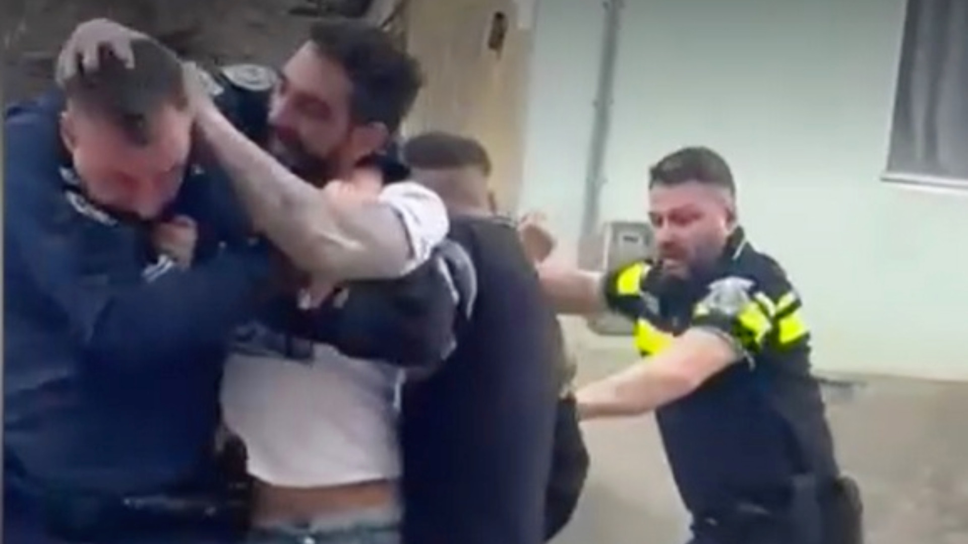 Polițist agresat de localnici &icirc;n Caraș-Severin, după un apel la 112. Inițial, a fost solicitat să apere o femeie