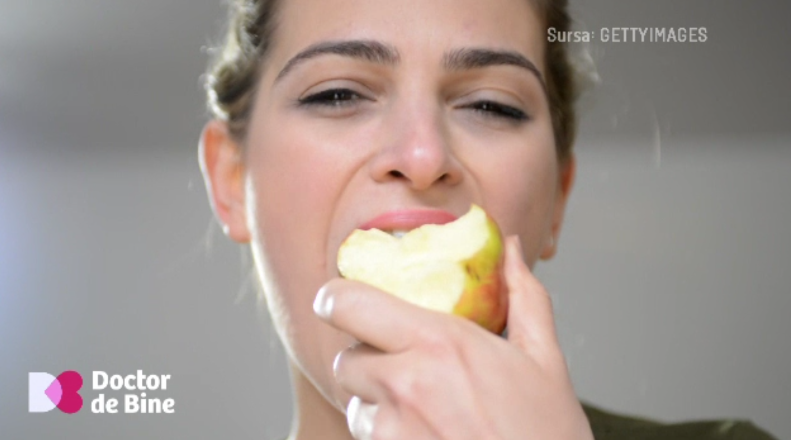 Pericolul mușcatului din măr, explicat de medici. Fructele tari trebuie tăiate în bucățele