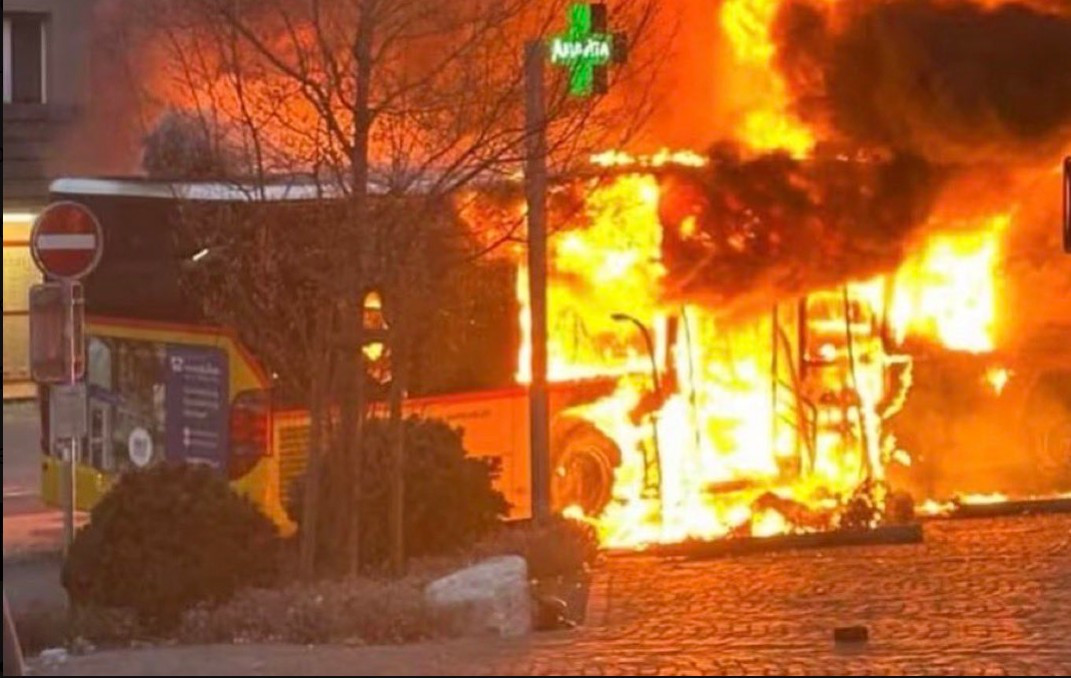Un bărbat și-a dat foc &icirc;ntr-un autobuz &icirc;n Elveția. Cel puțin șase persoane au murit &icirc;n urma incendiului. VIDEO