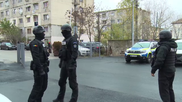 Mascații ar fi intrat din greșeală în casă peste o femeie și fiica ei de 12 ani. A sunat speriată la 112