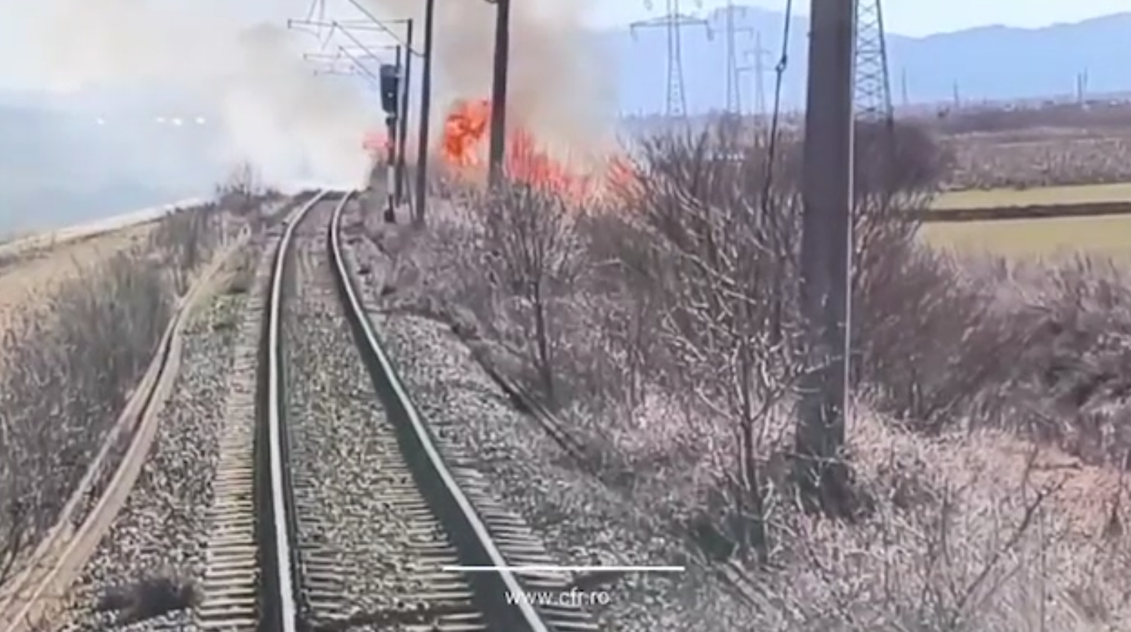 Două trenuri pe ruta București–Cluj, blocate peste o oră din cauza unui incendiu de vegetație lângă linia ferată