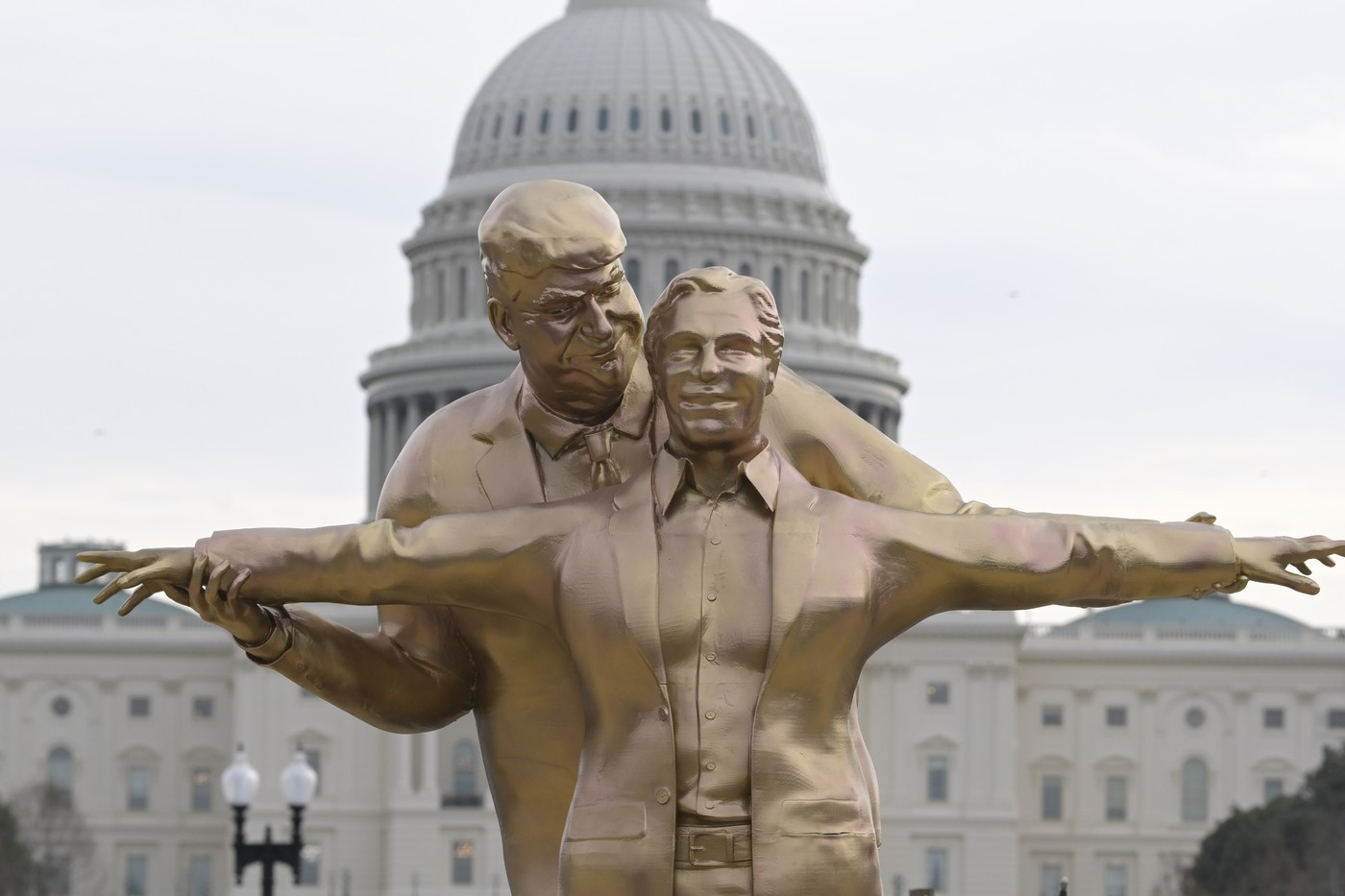Trump şi Epstein, imortalizaţi &icirc;ntr-o nouă statuie satirică, la Capitoliu, &icirc;n scena cult a &icirc;ndrăgostiţilor din &bdquo;Titanic&rdquo;