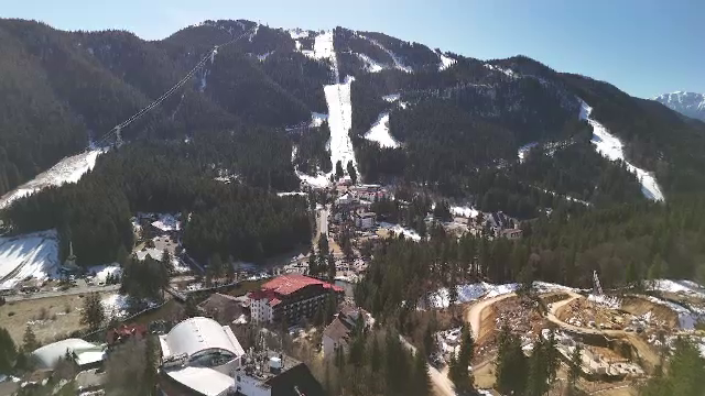 &Icirc;n Poiana Brașov este &icirc;ncă zăpadă, iar prețurile au fost reduse și cu 50%. C&acirc;t costă un minisejur de schi