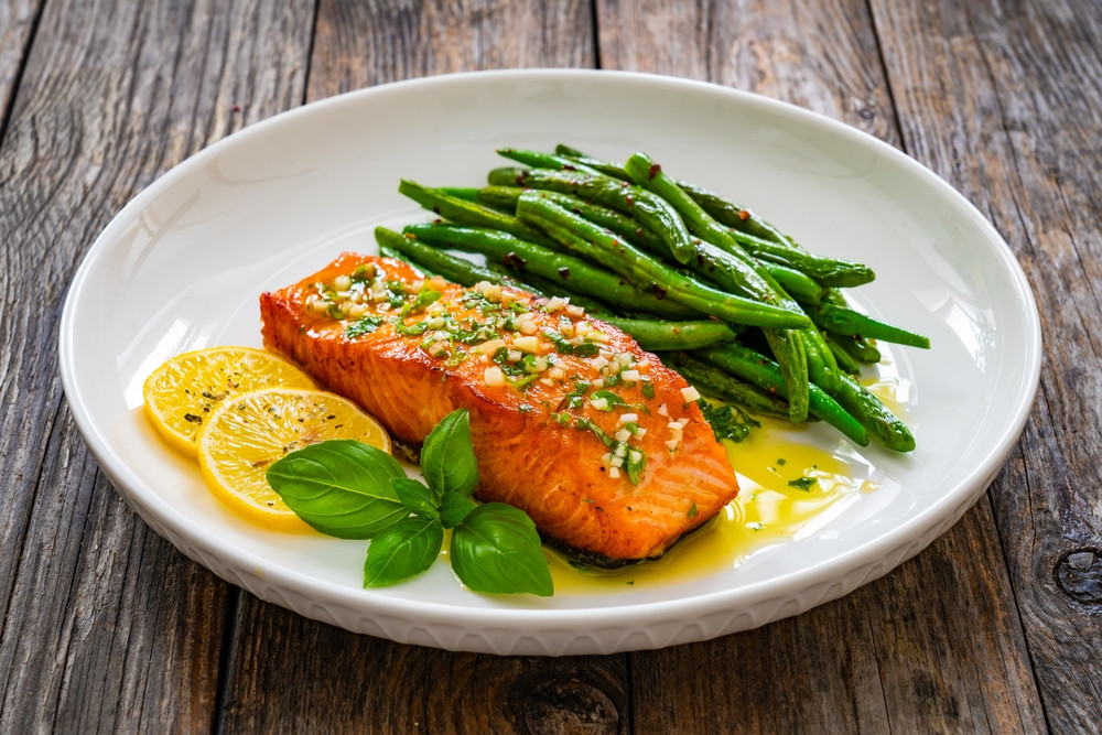 Mâncatul seara poate crește glicemia și riscul de diabet. Ce alimente sunt recomandate de medici