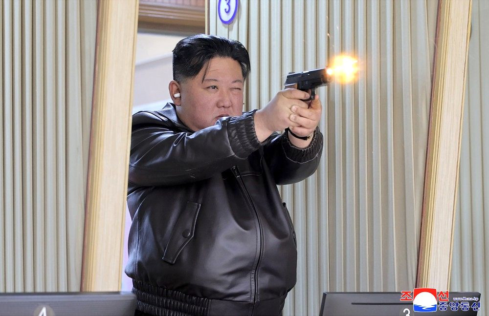 Moștenitoarea Coreei de Nord, fotografiată trăgând cu pistolul.  Kim Ju Ae, asortată cu Kim Jong Un