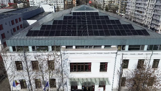 Mai multe instituții publice au ales să investească &icirc;n panouri fotovoltaice: Au ajutat la reducerea facturilor
