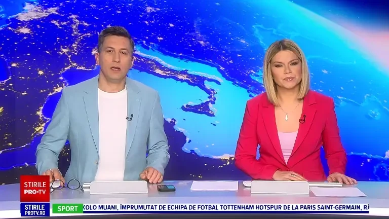 O mașină a fost lovită de un tren în județul Dâmbovița. A fost solicitată intervenția unui elicopter SMURD