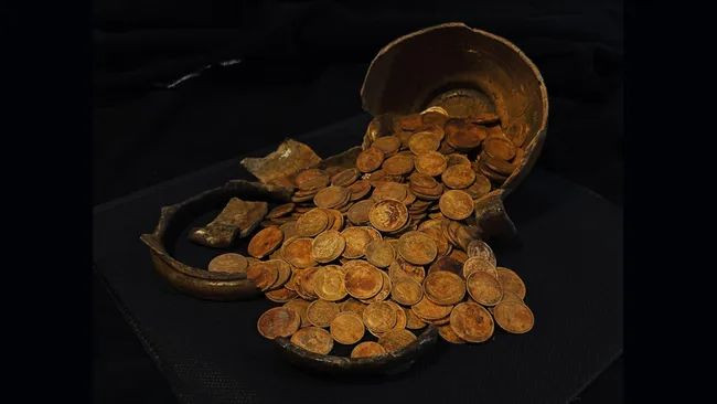 Tezaur rusesc de aur, valor&acirc;nd jumătate de milion de dolari, găsit sub o casă. Rublele sunt vechi de un secol