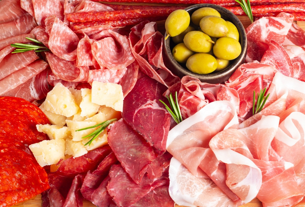 Doi oameni au murit și alți 12 s-au &icirc;mbolnăvit de listerioză &icirc;n Franța, după ce au consumat mezeluri