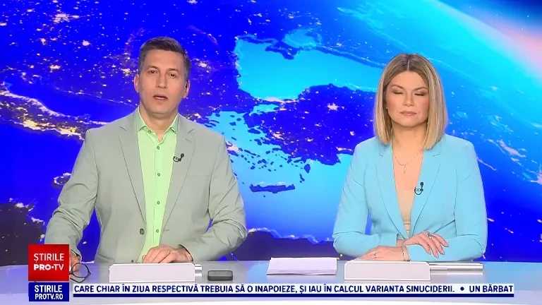 Momentul în care o camionetă condusă de un tânăr din București a lovit din plin o mașină care staționa pe marginea unui drum