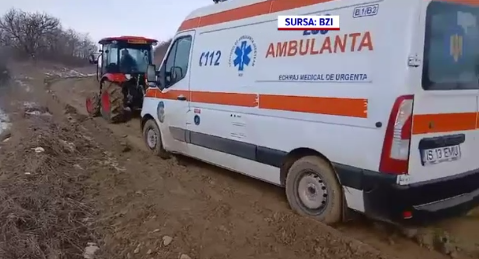 Se pune pietriș pe drumul național cu nămol din Iași, unde ambulanțele &icirc;mpotmolite n-au putut salva doi oameni. Nu sunt bani