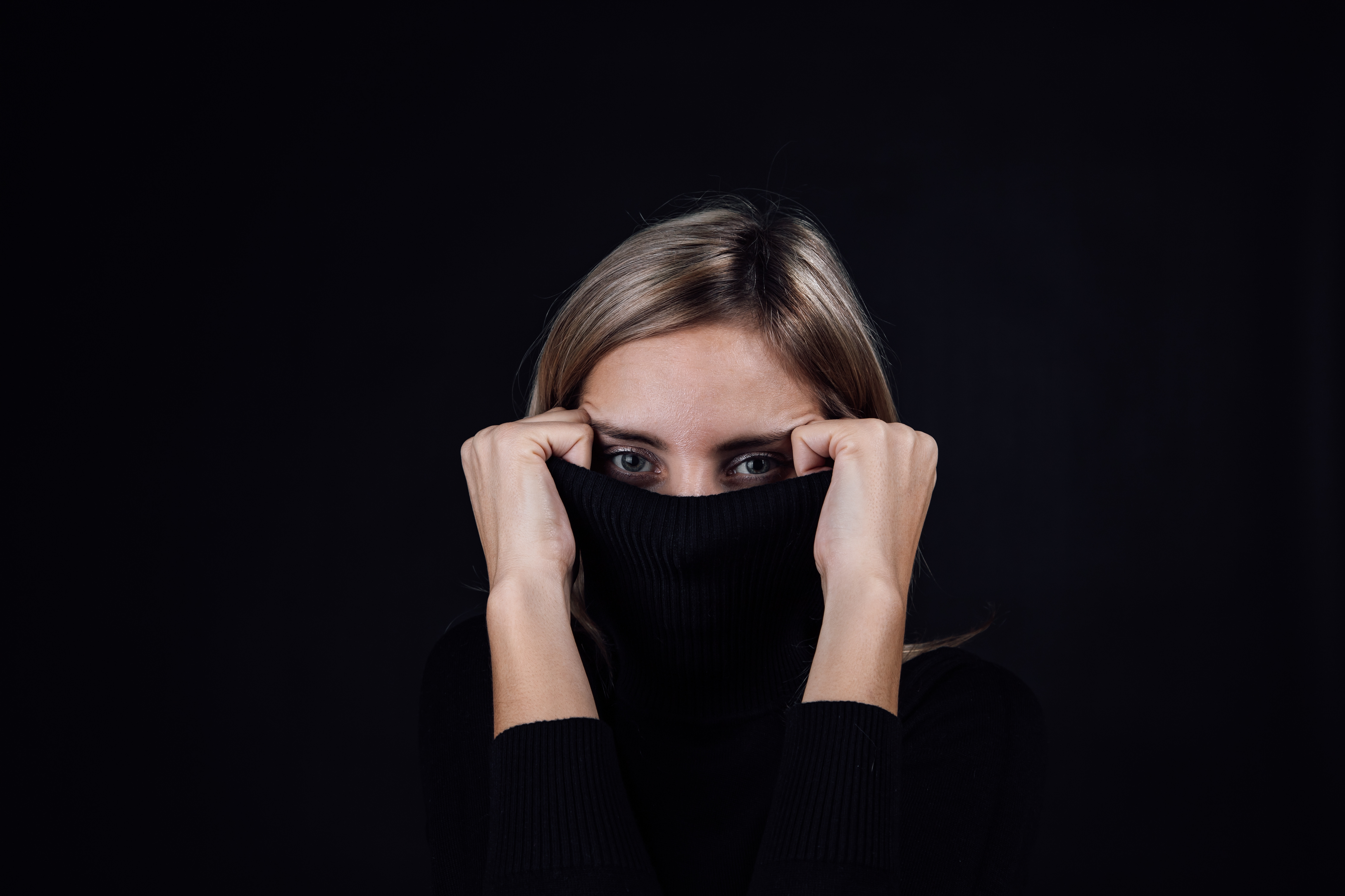 Ce este gaslighting-ul și cum &icirc;l recunoști &icirc;n relații. Cum să reacționezi și să te protejezi