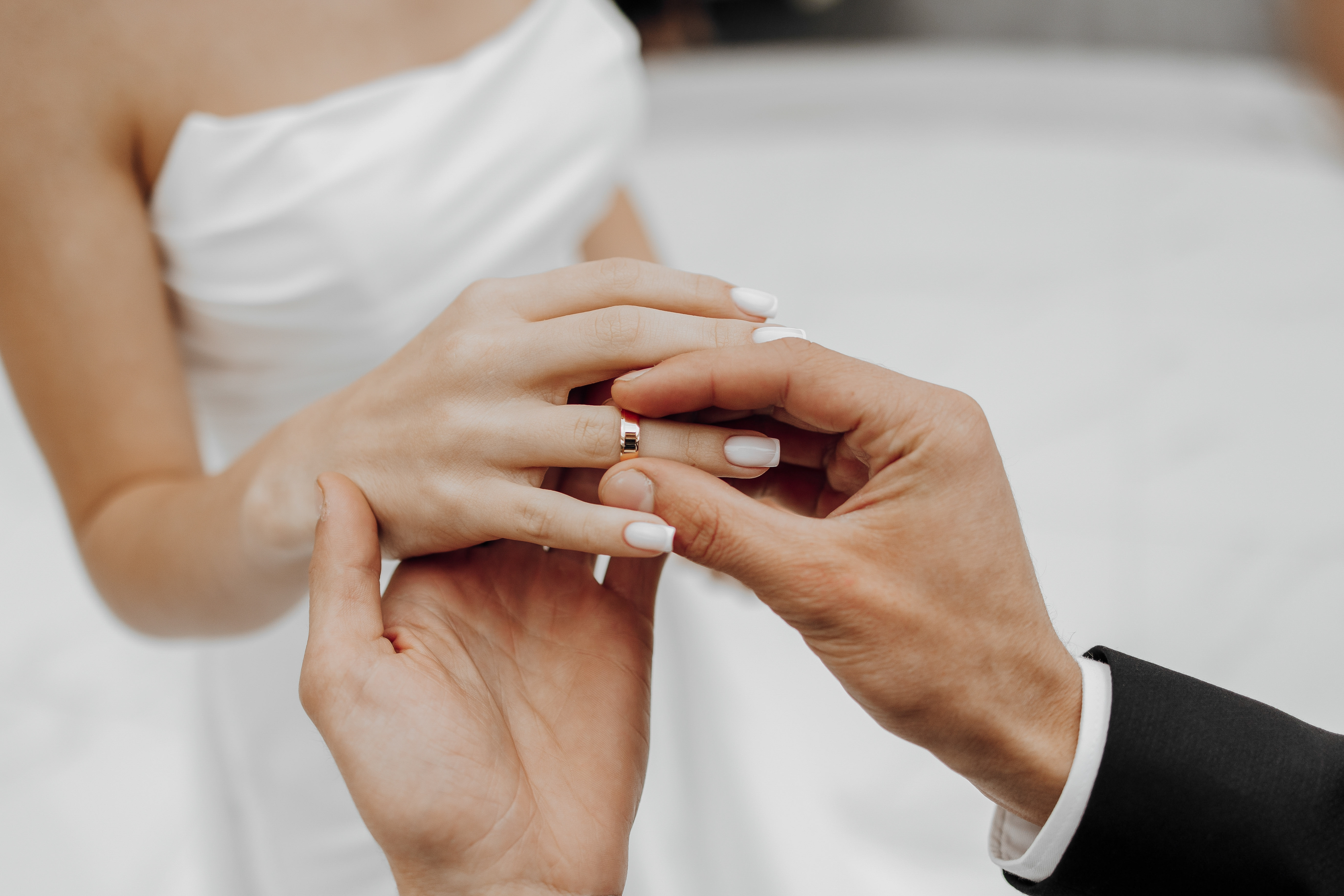 O femeie a fost trimisă &icirc;n judecată pentru bigamie, la Suceava. Ce spun autoritățile