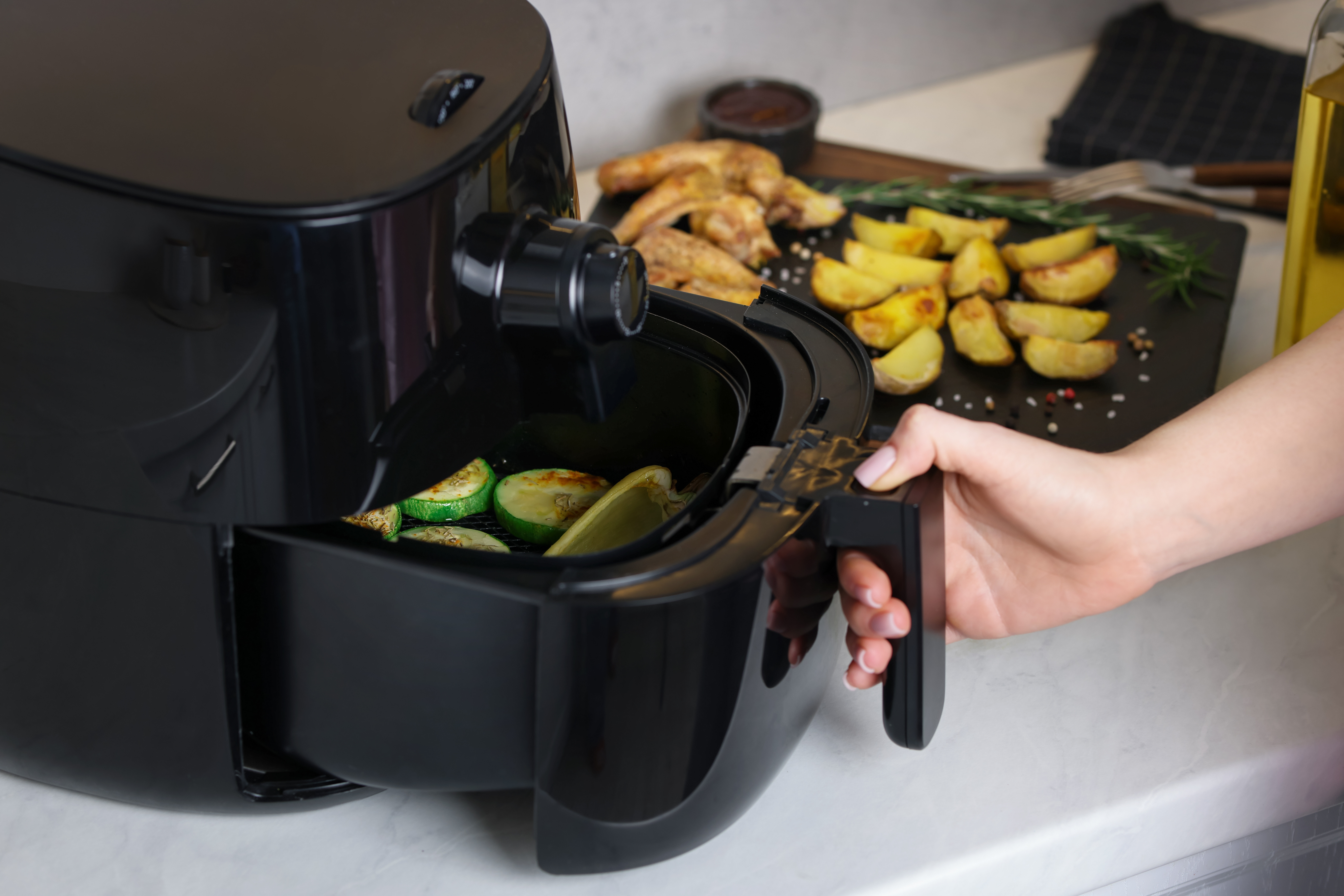Rețete la airfryer. 10 idei de mâncăruri sănătoase care sunt gata în 30 de minute la friteuza cu aer cald