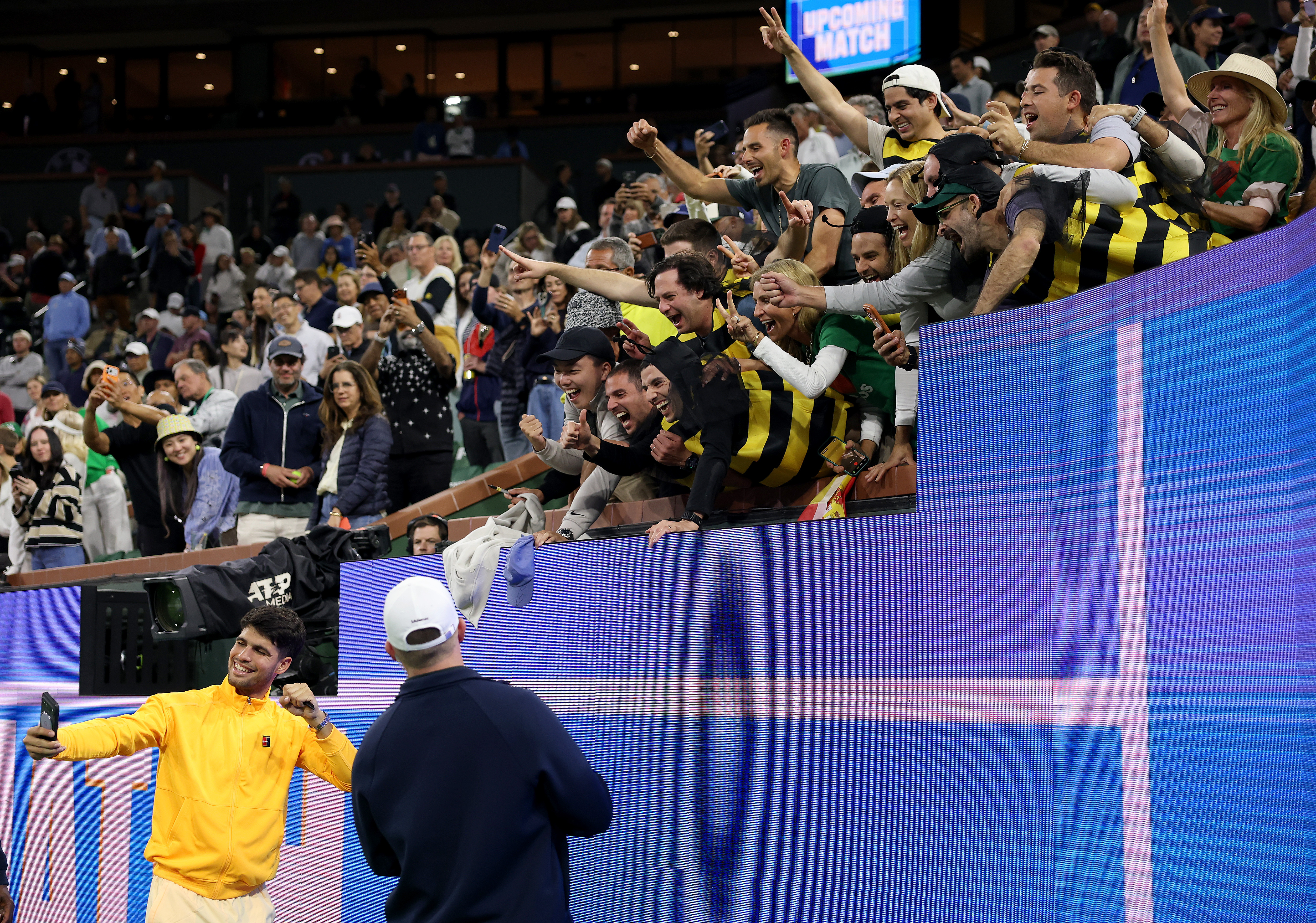 Carlos Alcaraz, moment inedit la Indian Wells. &Icirc;n ce costum surprinzător a apărut pe teren după victoria din sferturi. FOTO