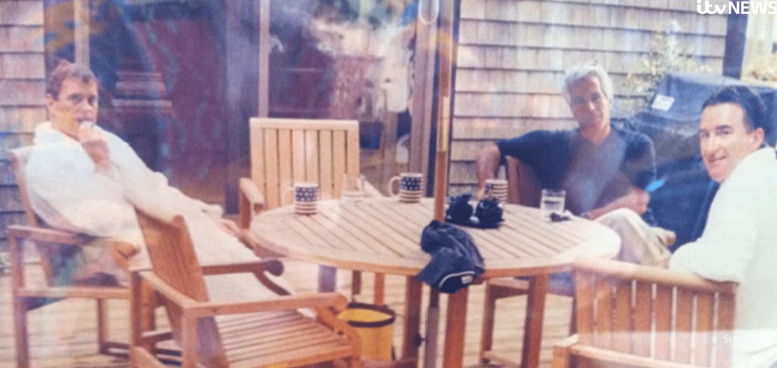 Fostul prinţ Andrew, Peter Mandelson şi Epstein, &icirc;ntr-o fotografie difuzată public &icirc;n premieră. Noi detalii șocante din dosar