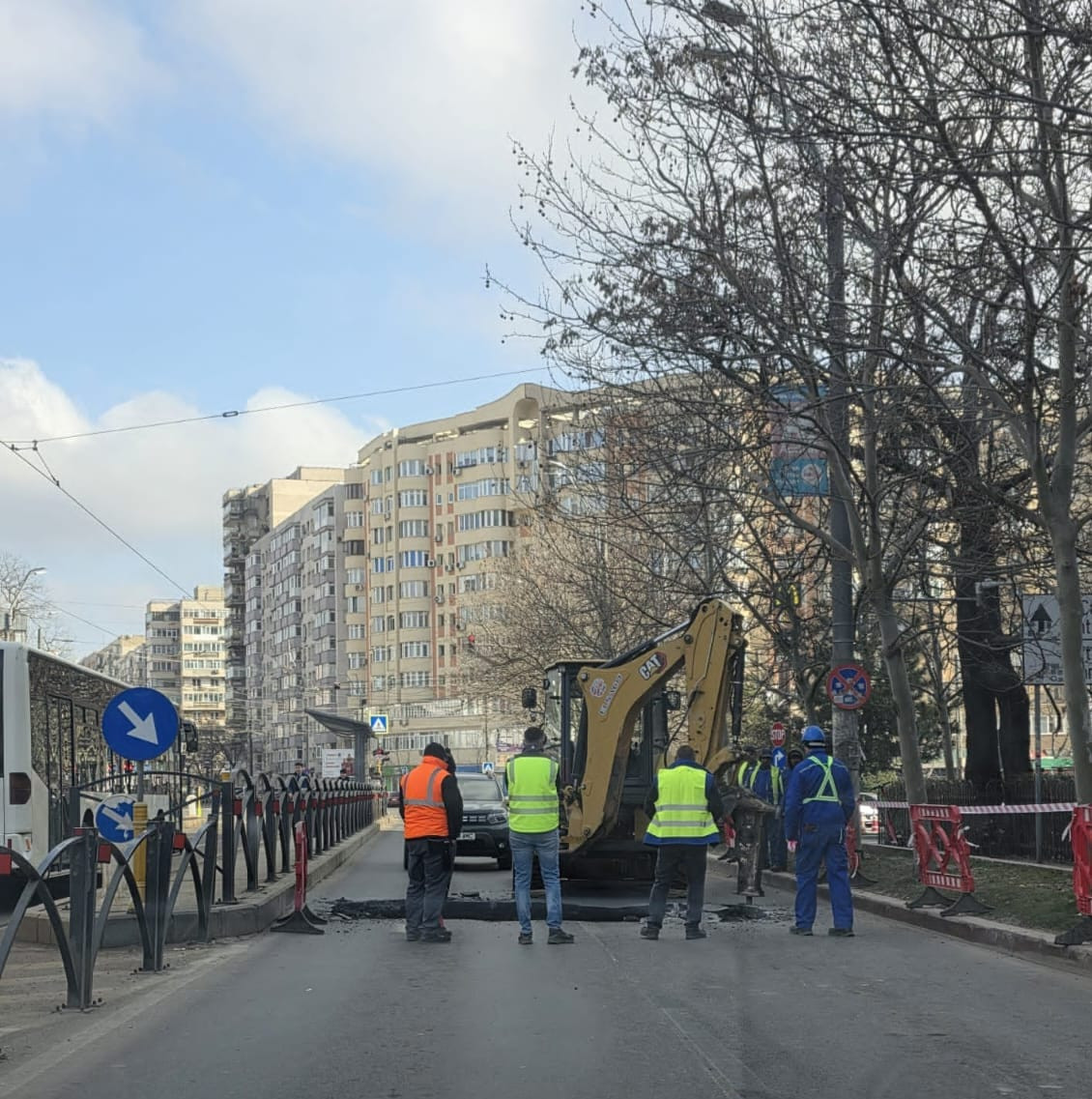 Surpare de asfalt pe Șoseaua Mihai Bravu. Traficul a fost restricționat în zonă