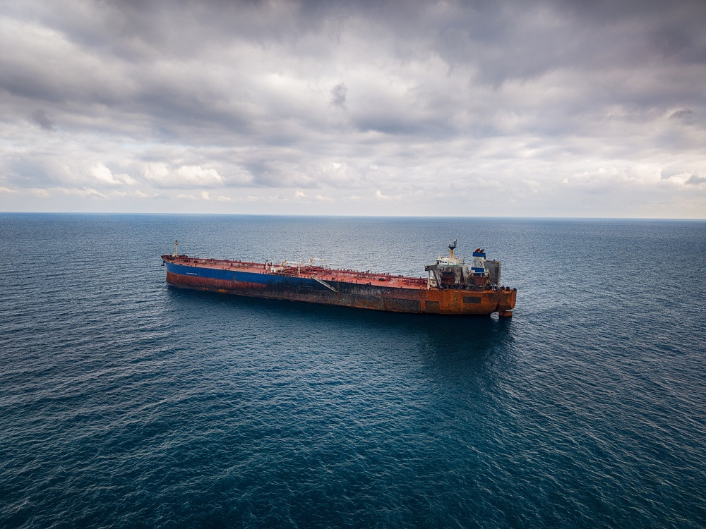 Un petrolier grec, cu un rom&acirc;n printre membrii echipajului, a fost lovit &icirc;n Marea Neagră &icirc;n apropiere de un port rusesc