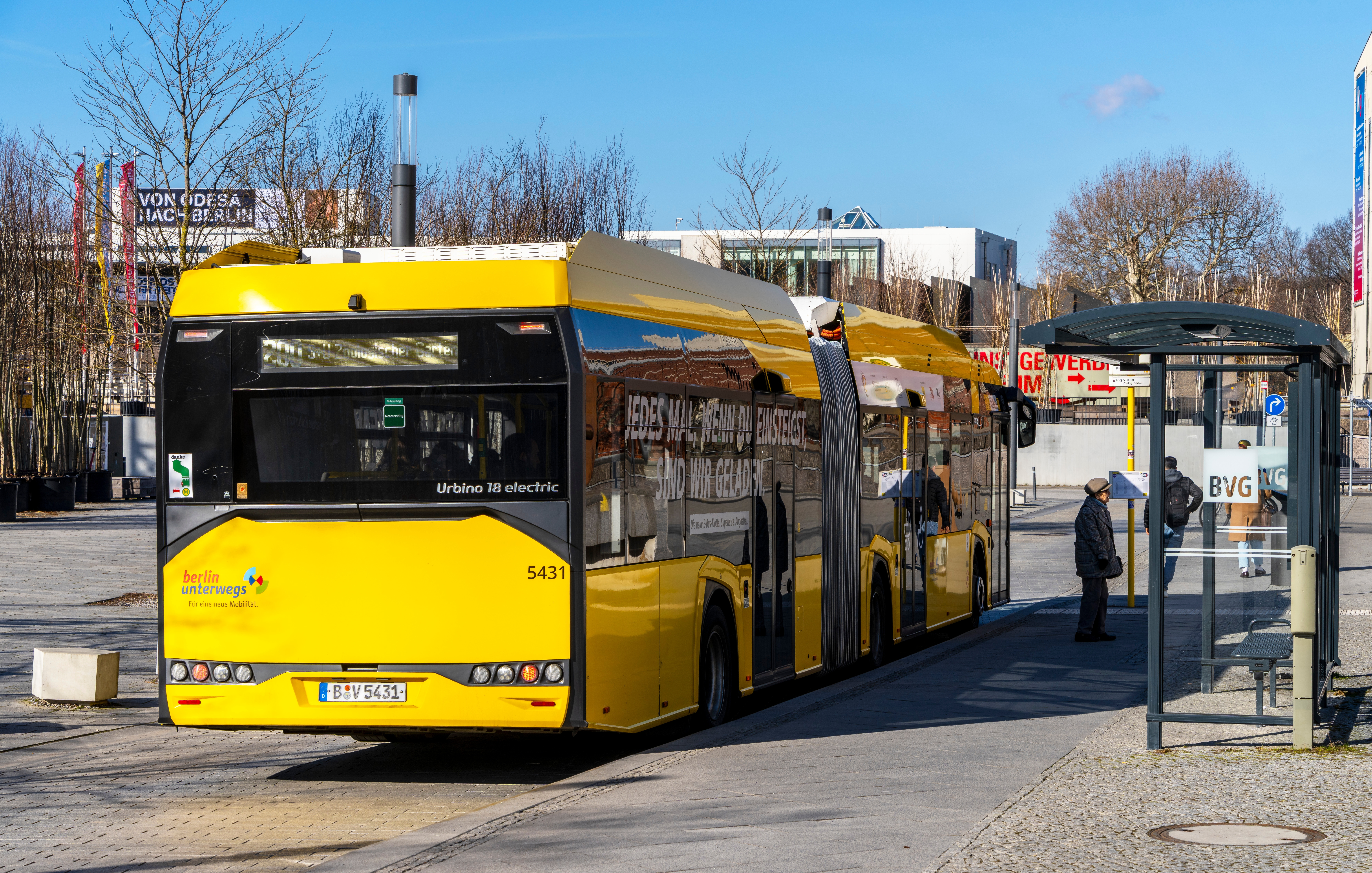 Un băiat de 15 ani a furat un autobuz și a condus 130 km pentru a-și duce iubita la școală, &icirc;n Germania. Ce a urmat