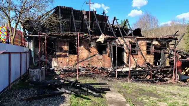 Un incendiu devastator a lăsat pe drumuri o familie cu 4 copii din Mureș. Rudele și vecinii au sărit în ajutor