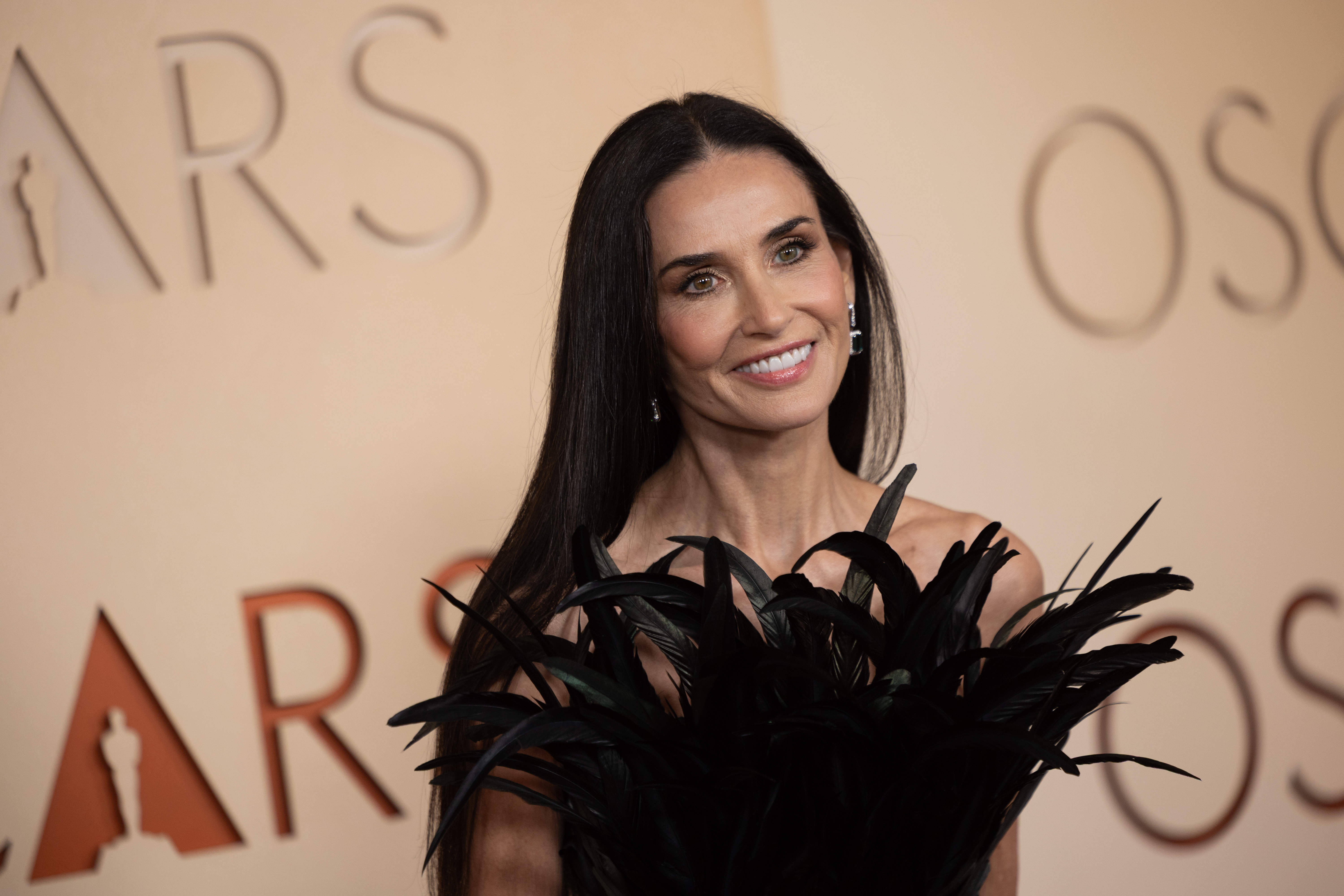 Demi Moore, apariţie spectaculoasă la gala premiilor Oscar 2026. Ținuta cu care a atras toate privirile. GALERIE FOTO