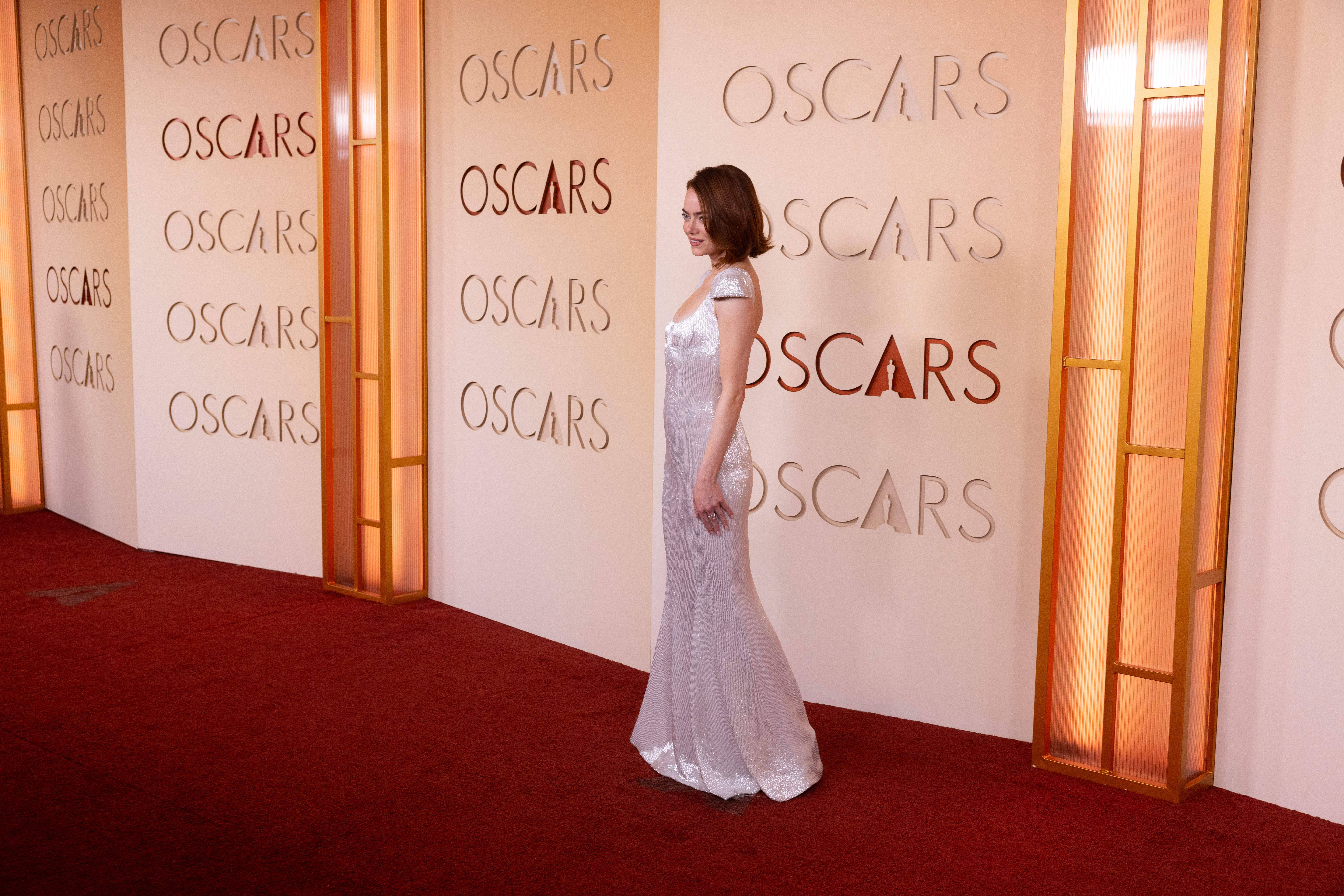 Emma Stone, apariţie elegantă la premiile Oscar 2026 într-o rochie strălucitoare cu spatele gol. GALERIE FOTO