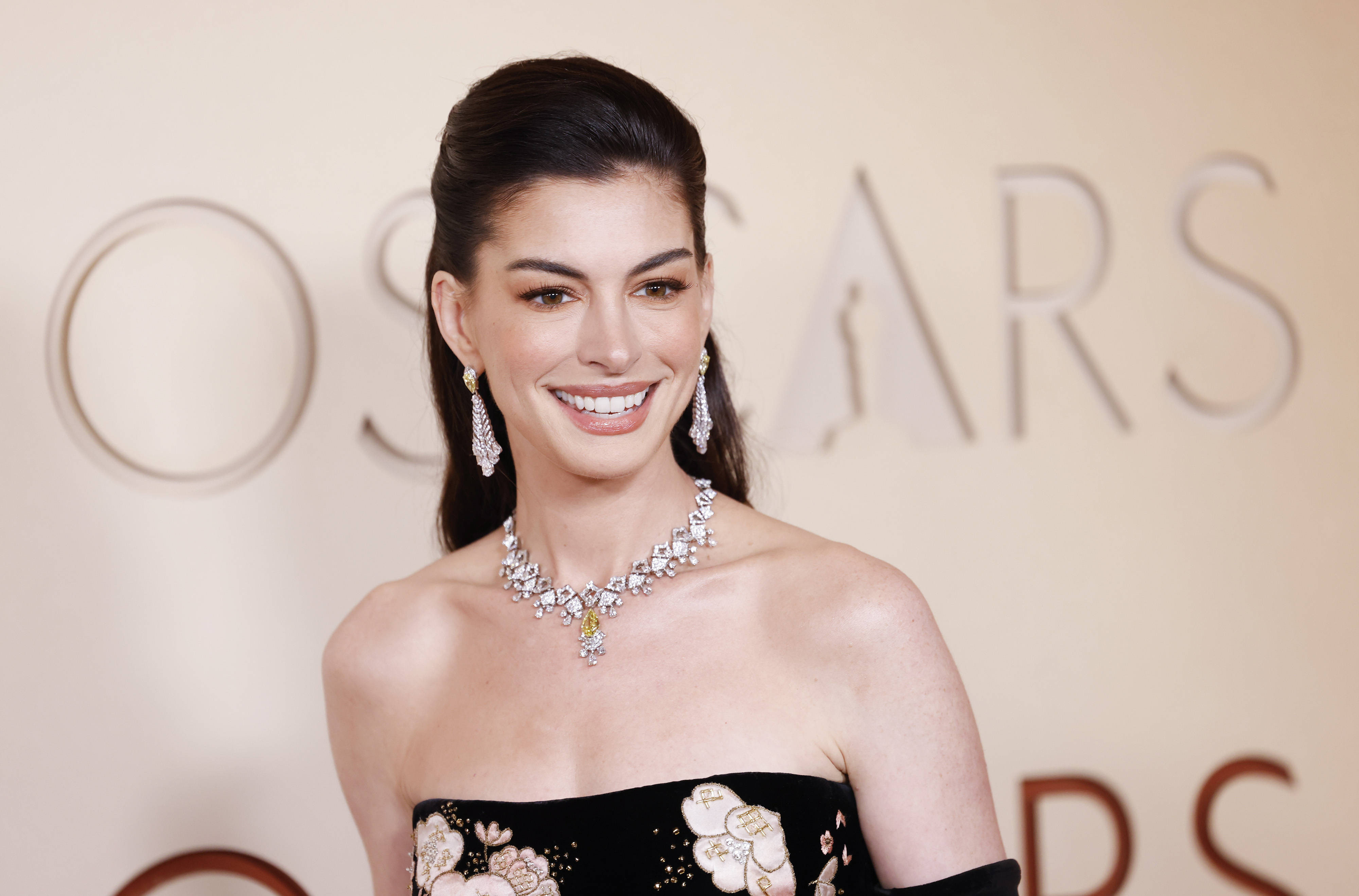 Anne Hathaway, apariţie spectaculoasă la Oscar 2026. Look-ul actriţei a st&acirc;rnit numeroase reacţii pe reţelele sociale. FOTO