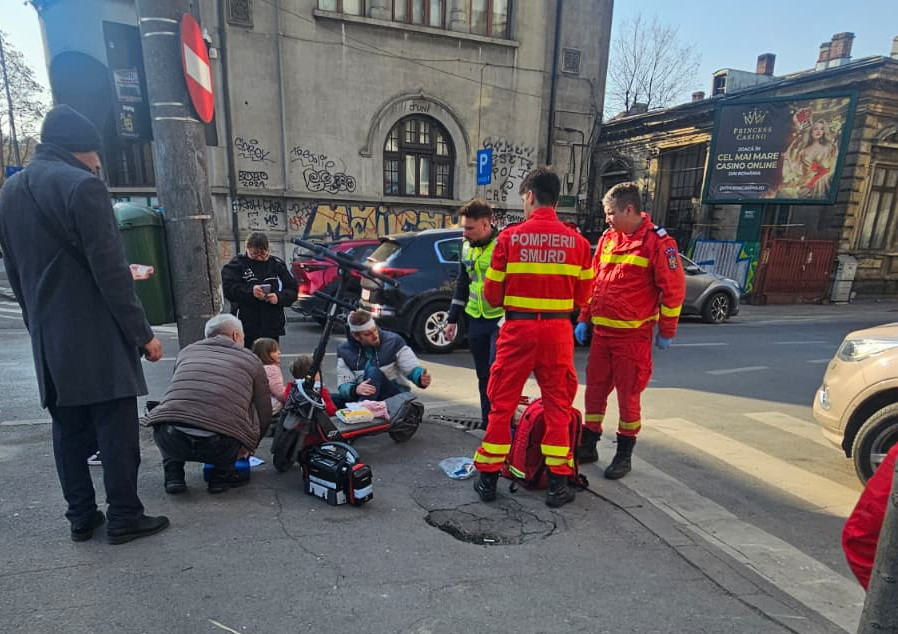 Fostul ministru Ilan Laufer, aflat pe trotinetă &icirc;mpreună cu gemenii săi, a fost acroșat de o șoferiță &icirc;n București