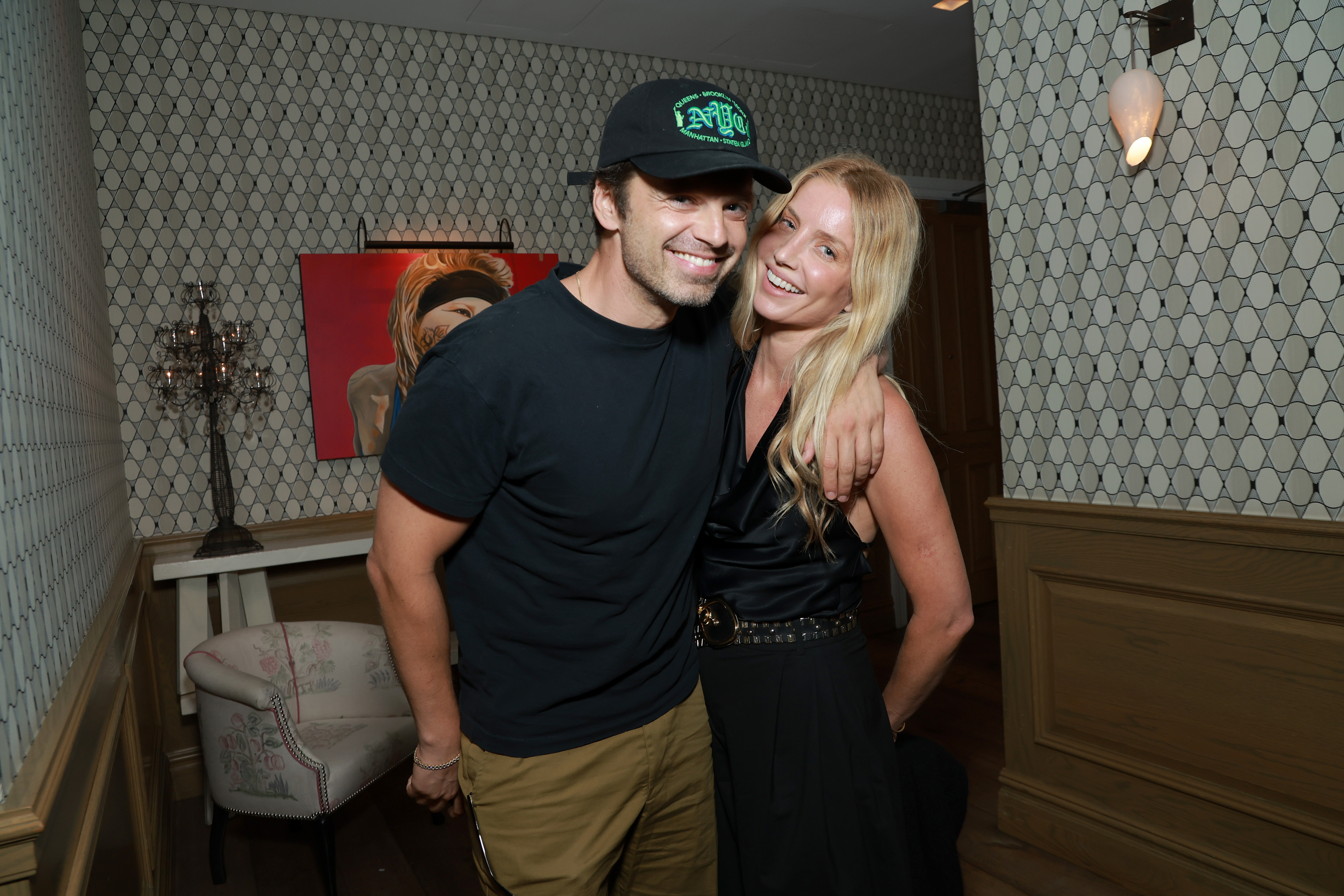 TMZ: Sebastian Stan şi Annabelle Wallis se pregătesc să devină părinţi