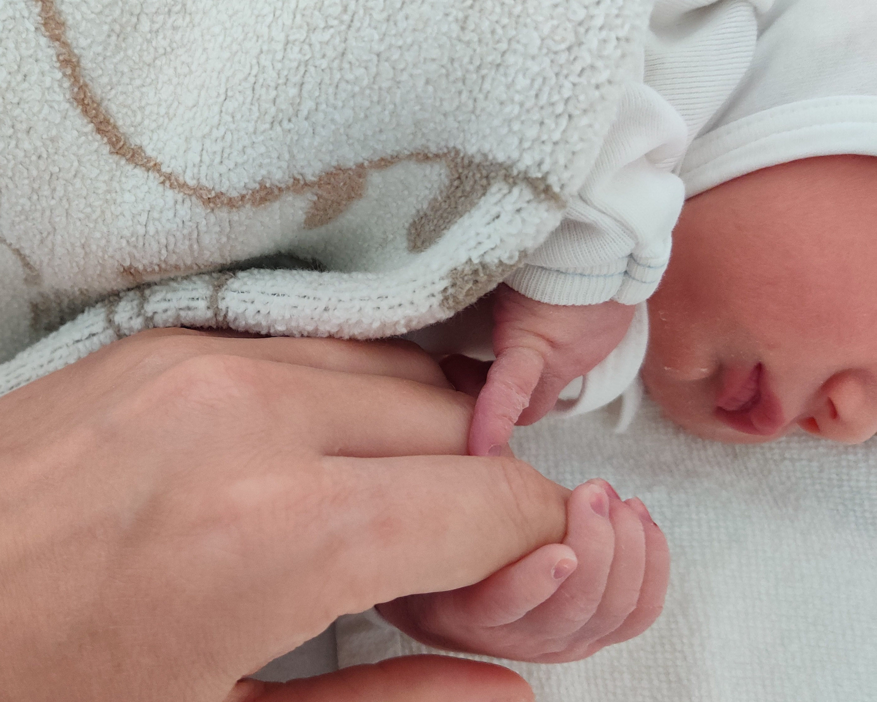 (P) Cum puterea unei mame și sprijinul echipei medicale au transformat un început fragil într-o poveste cu final fericit