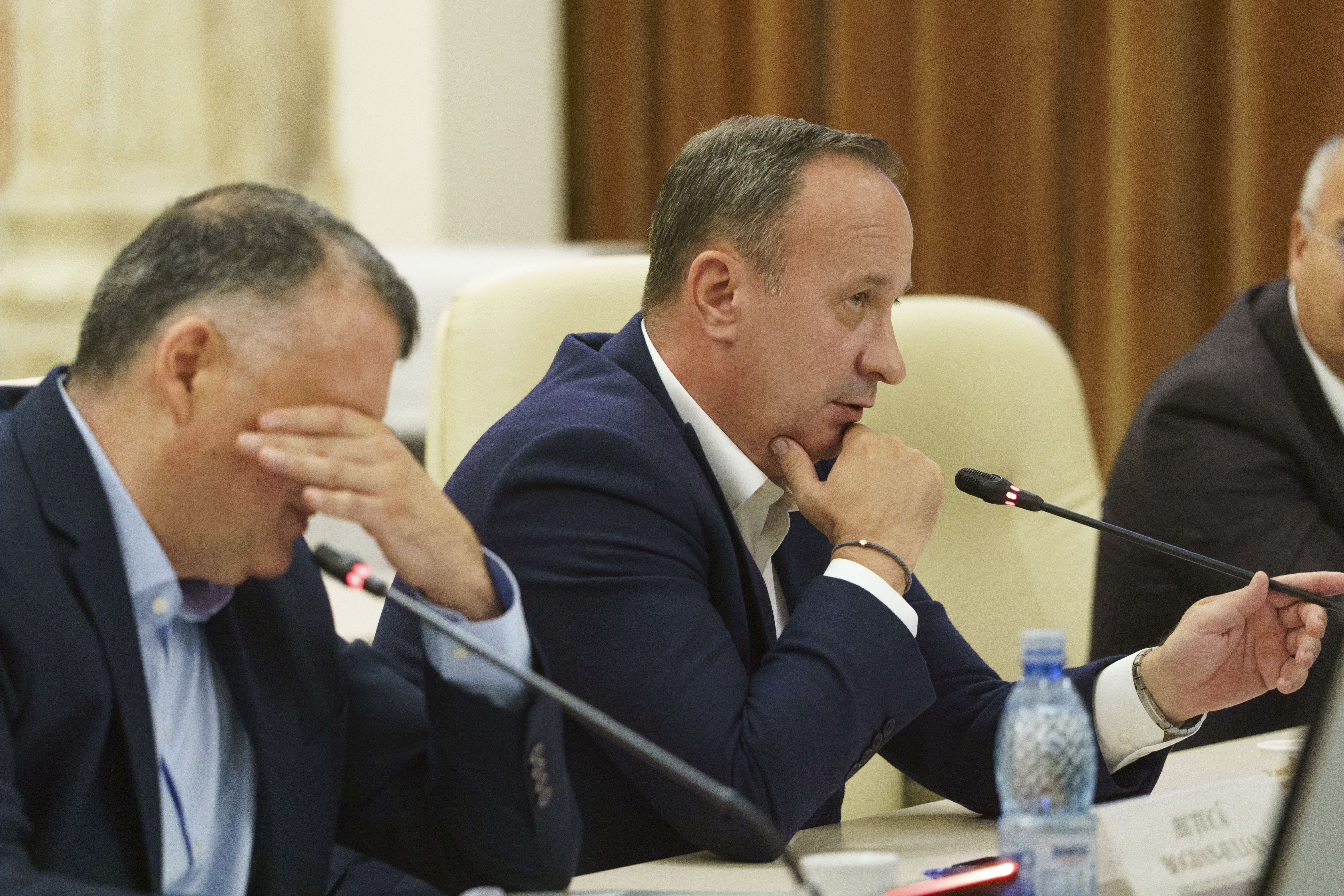 Scandal &icirc;n Parlament la dezbaterea bugetului. Deputatul PSD Adrian C&acirc;ciu a ţipat şi a dat cu pumnul &icirc;n masă