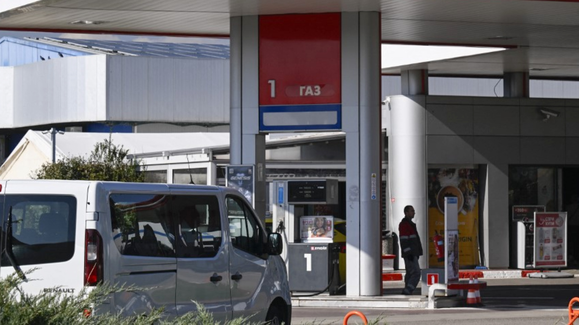 După români, alți europeni merg în Bulgaria pentru a-și alimenta mai ieftin mașinile. Unii o fac chiar și pentru carne