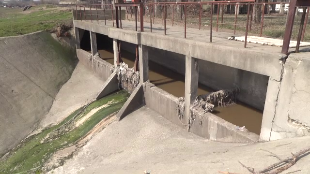 Două firme ar fi deversat mai multe luni substanțe chimice periculoase într-un râu de la marginea Ploieștiului