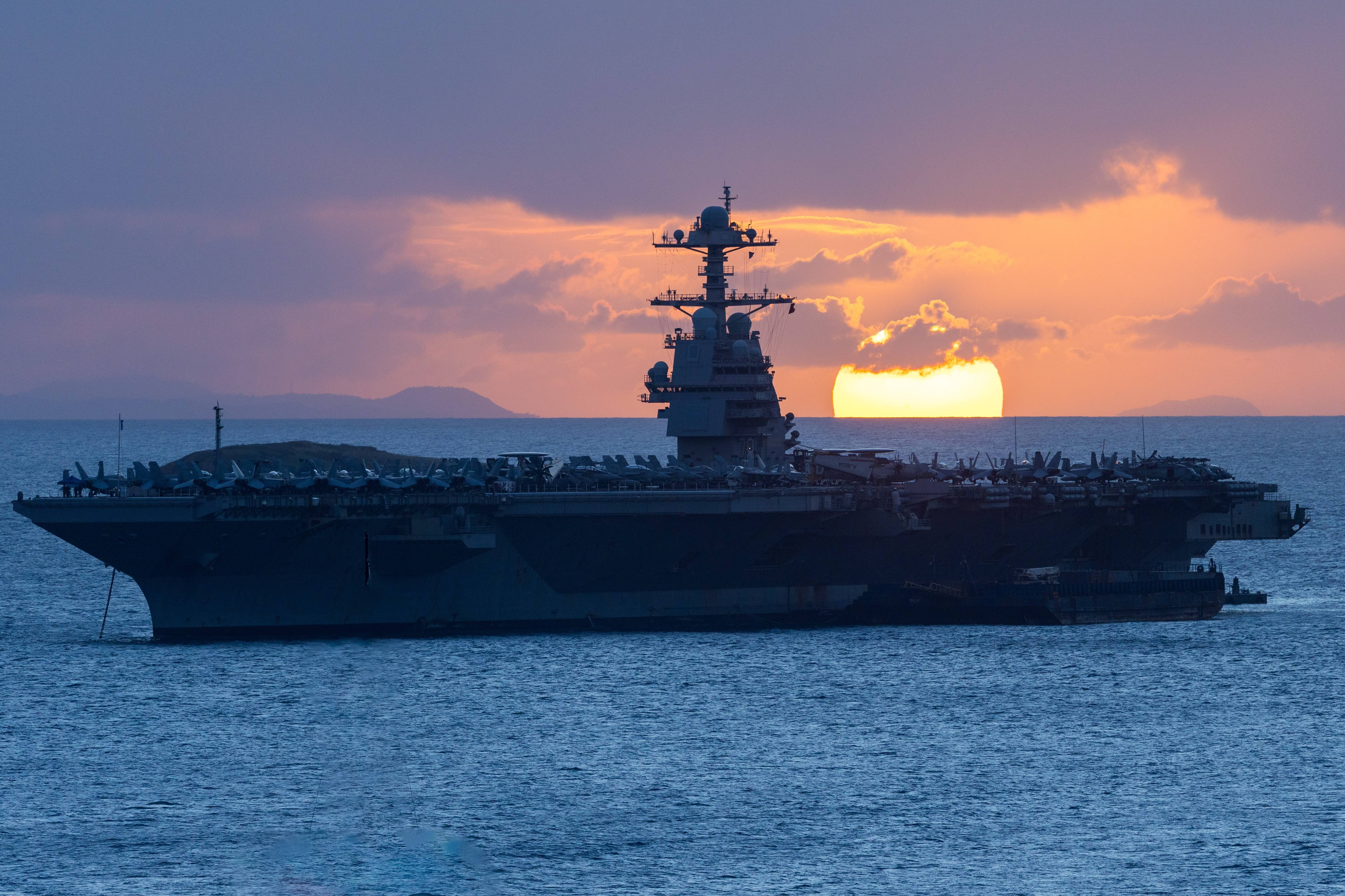 Surse: Cel mai mare și mai scump portavion din istorie, incendiat chiar de echipaj. 600 de militari dorm acum pe jos