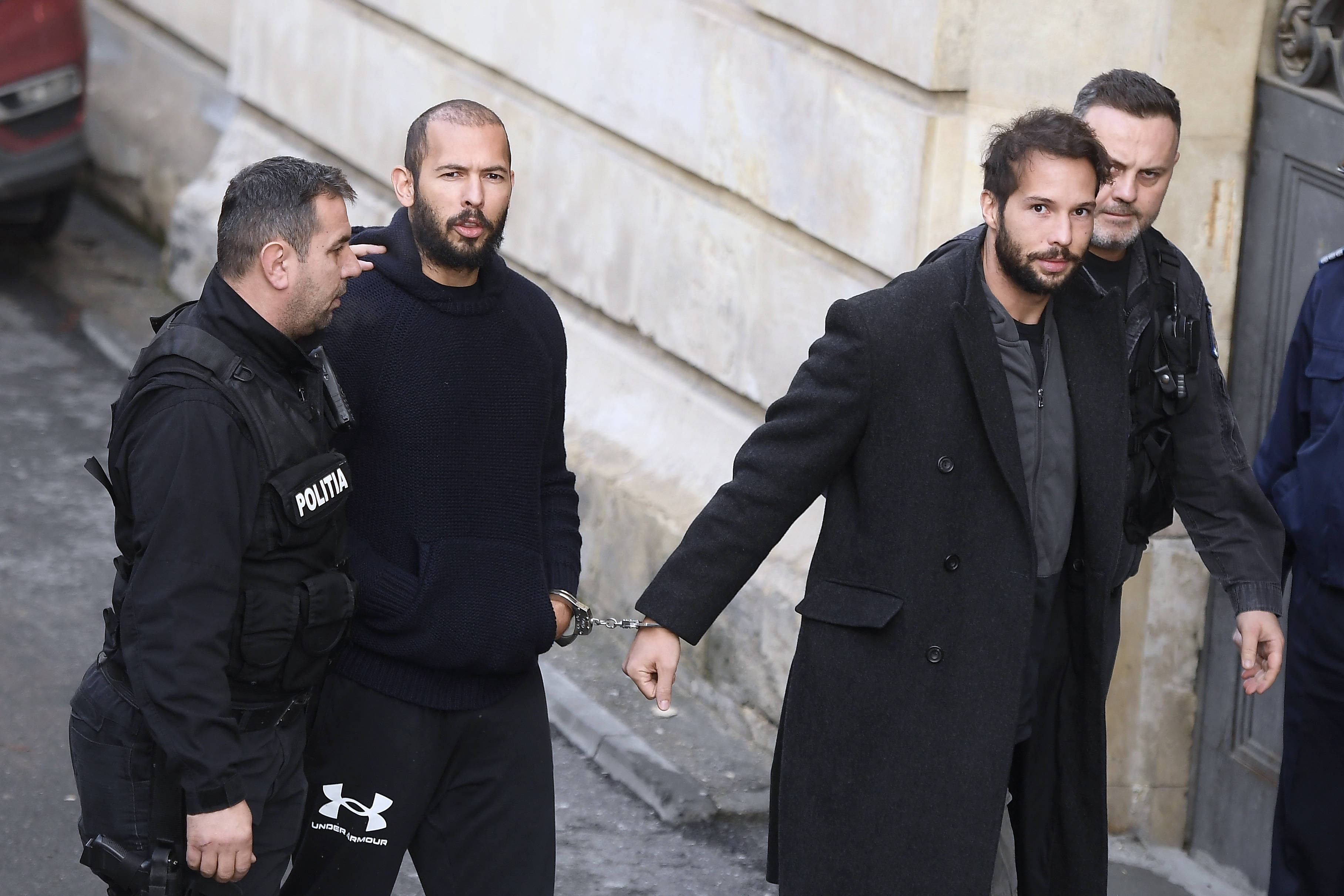 Frații Tate, &icirc;n Hong Kong după ce au scăpat dintr-un centru de detenție arab. Voiau &icirc;n Dubai să r&acirc;dă de victimele războiului