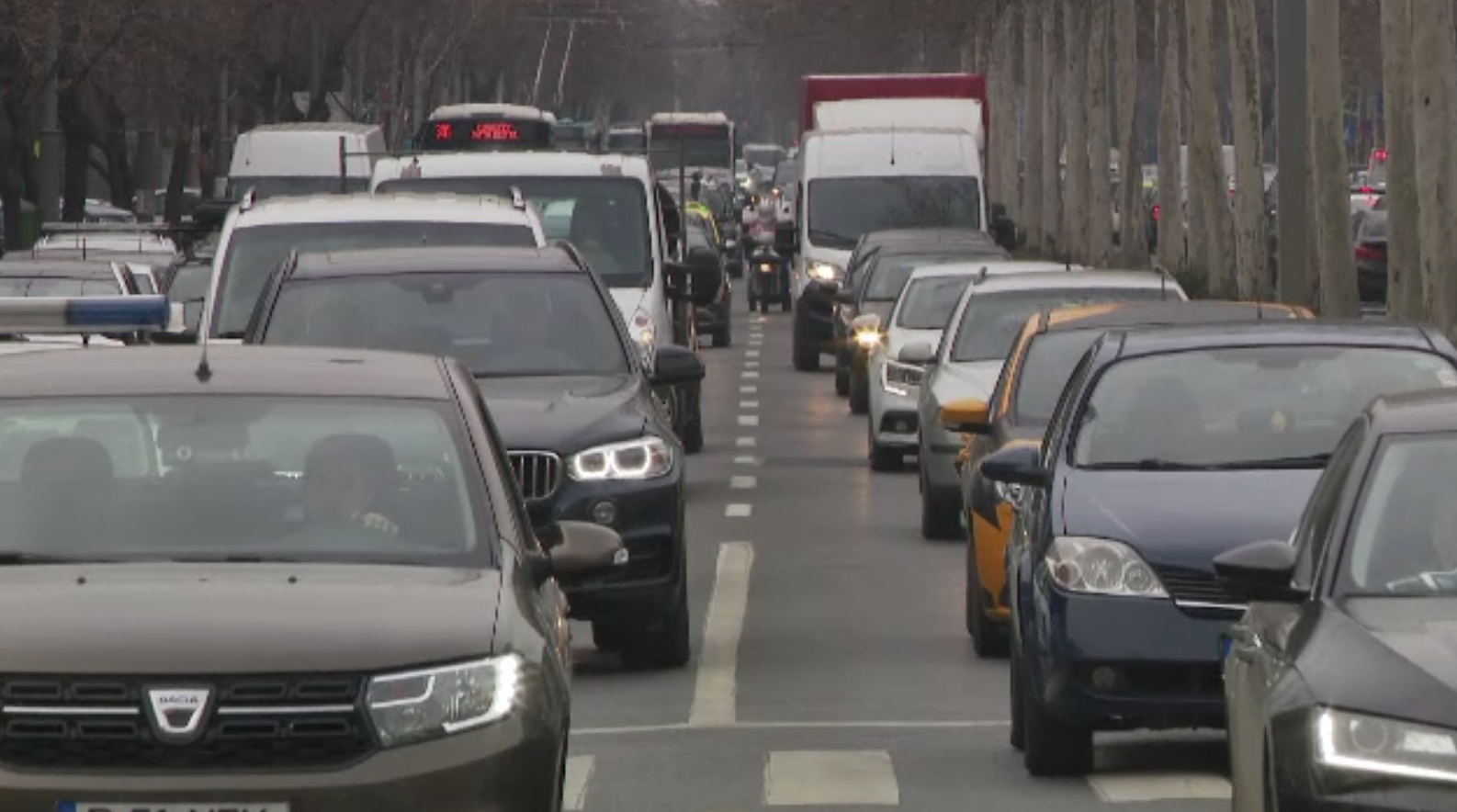 Garda de Mediu cere intervenţii urgente. Praful de pe şosele și trotuare amplifică poluarea &icirc;n București