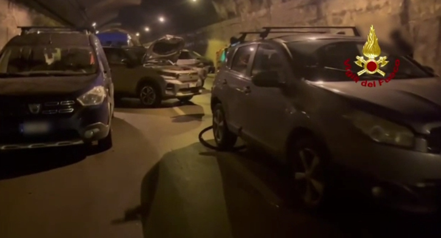 Carambol uriaș &icirc;ntr-un cunoscut tunel din Italia. S-au ciocnit 80 de vehicule, autoturisme, dube și camioane de mare tonaj