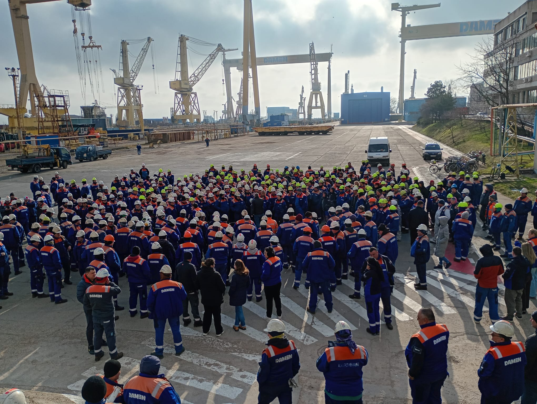 Protest spontan la Șantierul Naval Mangalia. Sute de angajați susțin că nu și-au primit salariile de peste 3 luni. FOTO