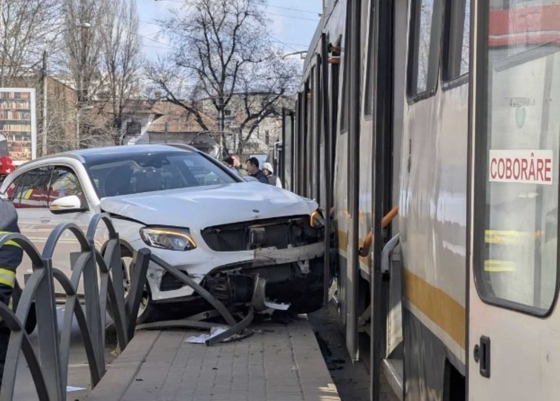 Un șofer a rupt gardul de protecție al unui refugiu de tramvai și a accidentat călători de pe peron, în București
