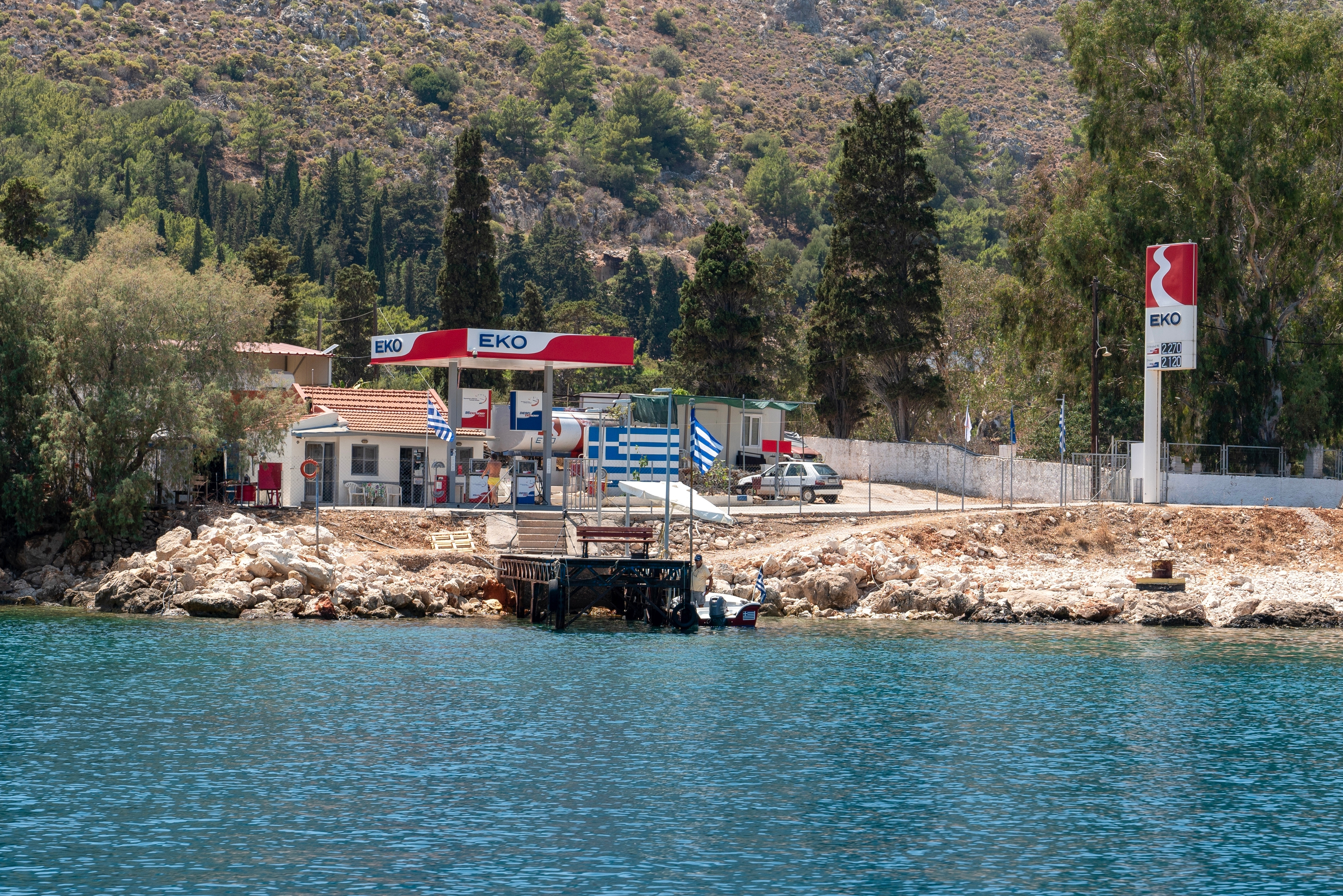 Cozi lungi la stațiile de alimentare din Grecia, deși benzina a ajuns să coste și 2,4 euro/l. Care este explicația