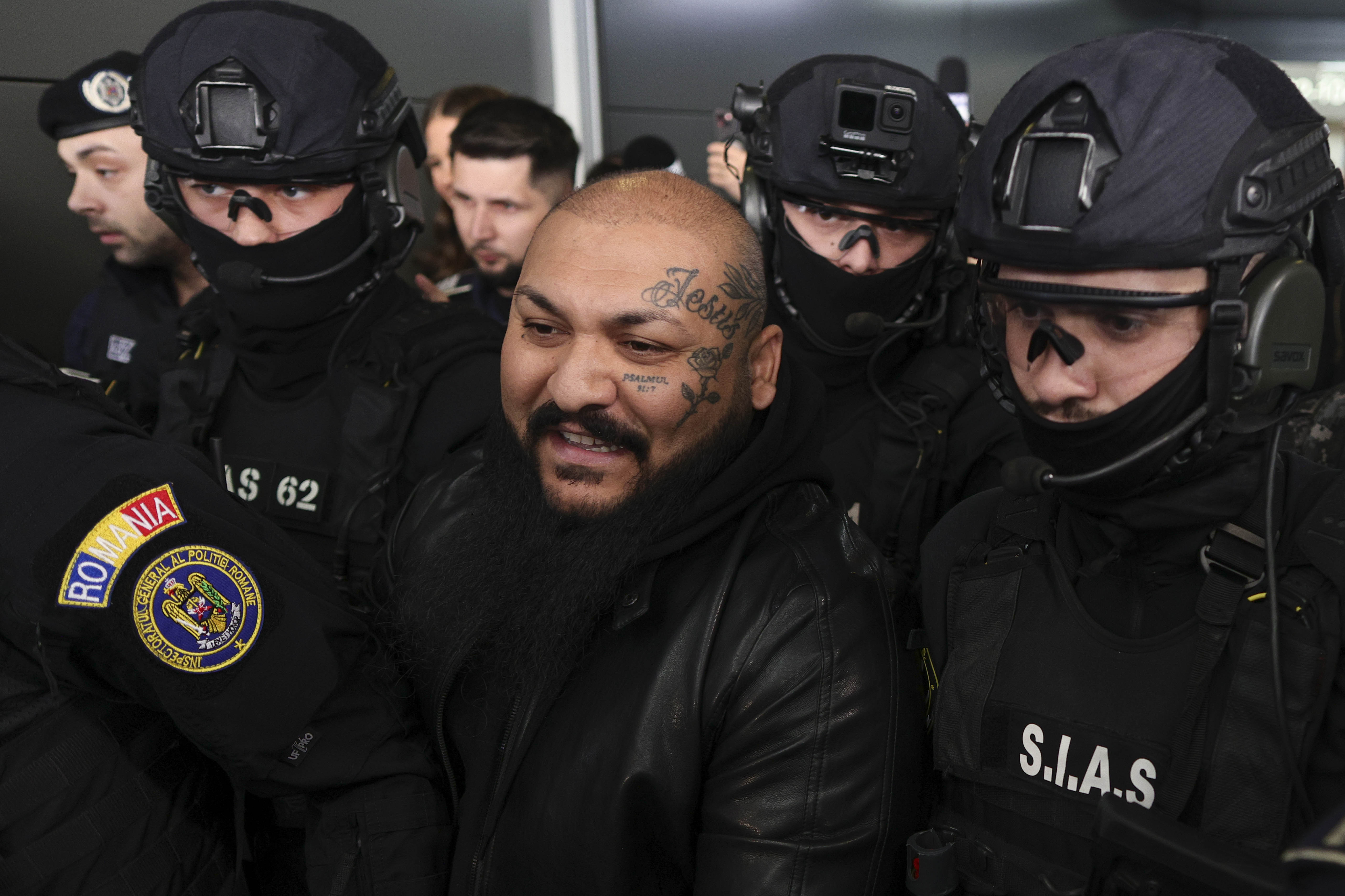 Dani Mocanu și fratele său au fost aduși &icirc;n Rom&acirc;nia sub escortă. Pedepesele pe care le au de ispășit