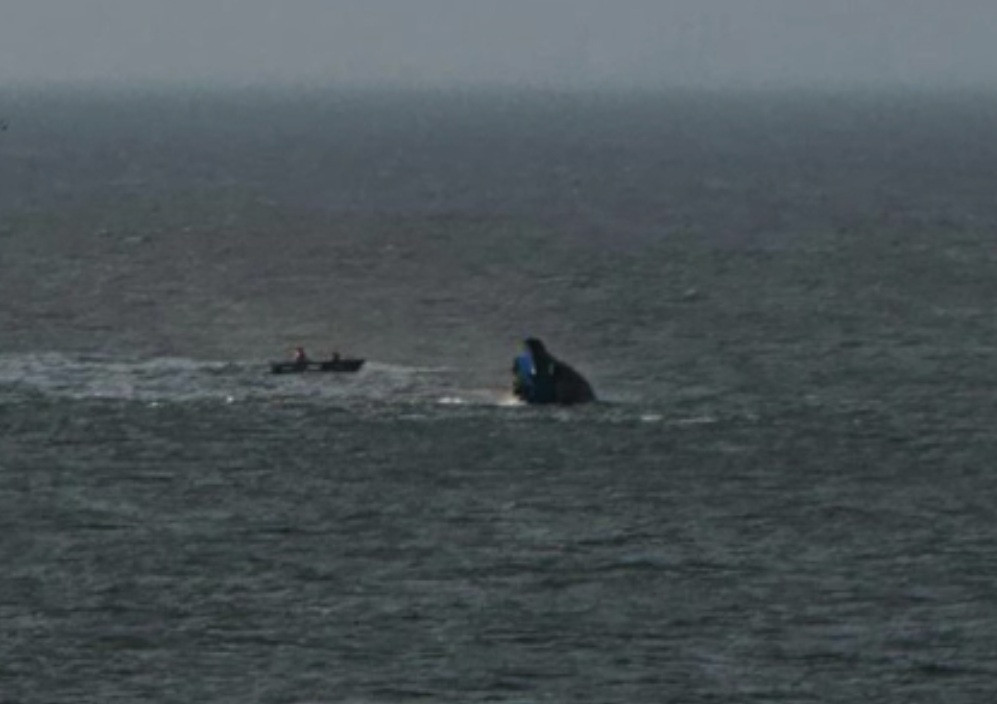 &bdquo;Ce au făcut copiii ăștia?&rdquo; Imagini dramatice cu remorcherul scufundat &icirc;n Marea Neagră. Un martor a &icirc;nceput să pl&acirc;ngă