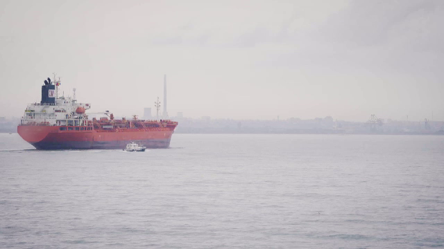 Schema de 3,8 miliarde de dolari prin care țițeiul rusesc intră în România. Peste 1.200 de transferuri sunt suspecte