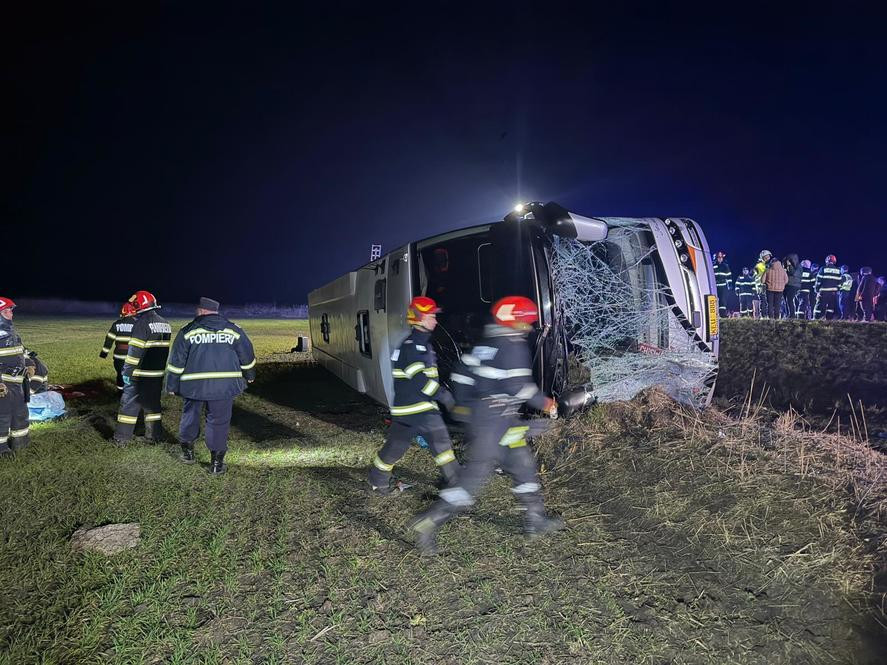 Un autocar din R. Moldova s-a răsturnat în județul Galați. Un pasager a murit şi alţi 14 au fost răniţi