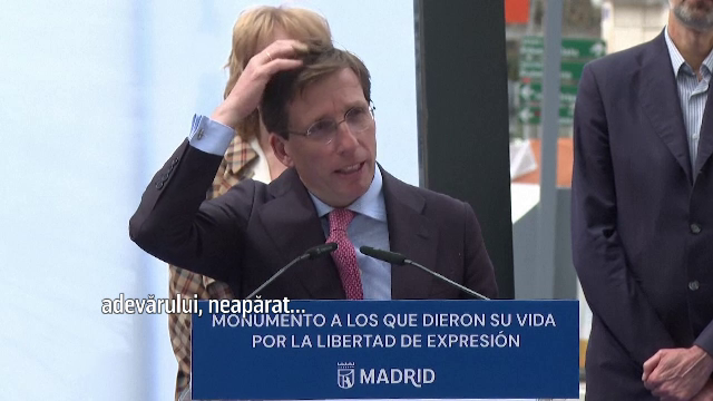 Primarul Madridului a primit un &bdquo;cadou norocos&rdquo; de la un porumbel, &icirc;n timpul unui discurs. Cum a reacționat edilul