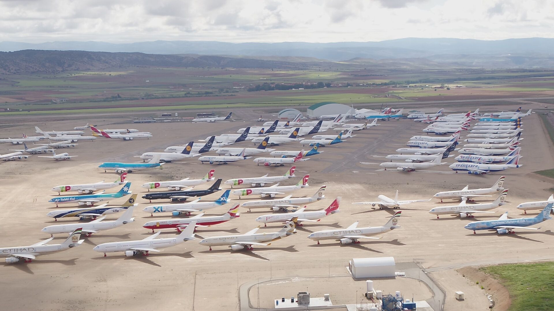 Aeroportul izolat unde „parchează” toate avioanele trase pe dreapta din cauza războiului din Orientul Mijlociu