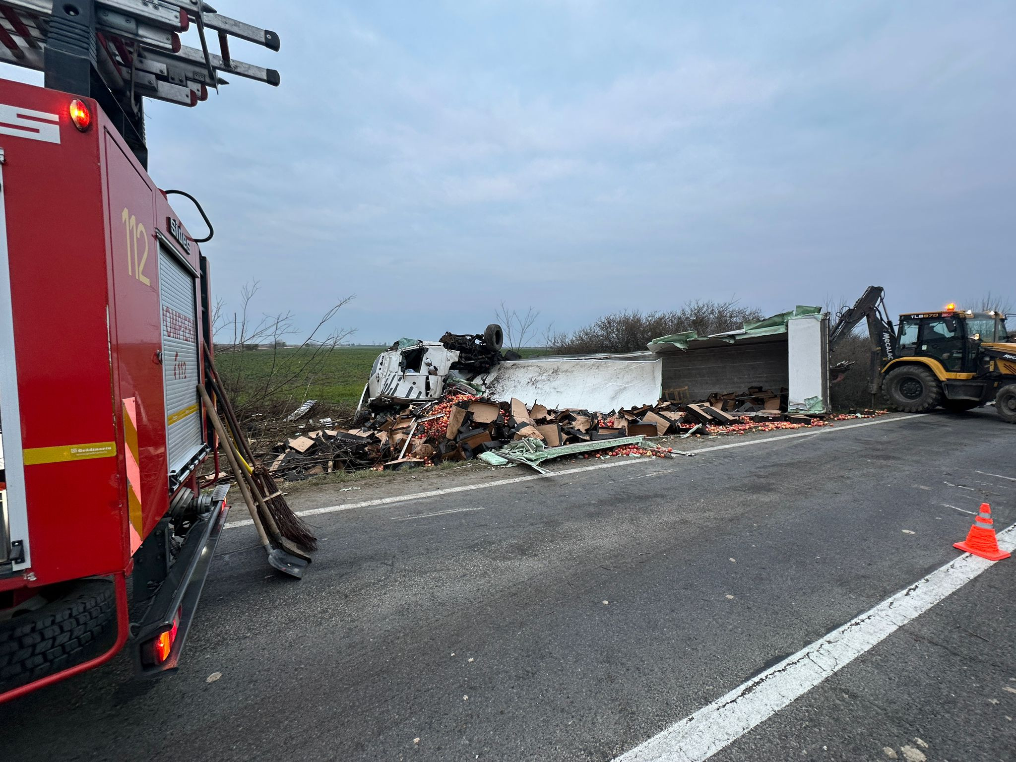 Un t&acirc;năr a murit după ce mașina sa a lovit un camion cu mere, &icirc;n Satu Mare