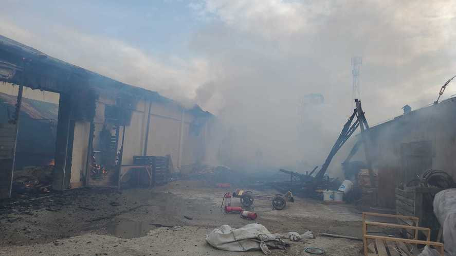 Incendiu puternic la o fabrică din Bacău. Trei hale au fost cuprinse de flăcări. A fost emis mesaj RO-ALERT către populație